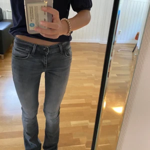 Ltb fallon jeans🙌🏻💕 - Hej! Jag säljer mina lågmidjade ltb jeans i väldigt bra skick!🫶🏻 inget är slitet eller sönder. strl är 24/32. Originell priset är 799kr men kostar 399kr nu🙌🏻🙌🏻 + frakt