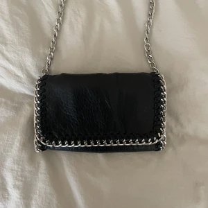 Snygga Tiamo kuvertväska  - Tiamo kuvertväska i den lilla modellen. I mycket bra skick! säljer då de inte kommer till användning. 