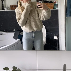 Teddytröja  - Säljer min beigea tröja ifrån bikbok eftersom den inte kommer till användning längre💞