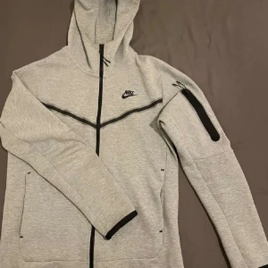 Nike tech tracksuit - Ny skick aldrig använd Nike tech tracksuit som är för liten för mig.