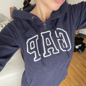 Hoodie gap  - Söt hoodie storlek s, inte tvättad på bilden men tvättar innan jag skickar😘 jätte skön och mysig men najs luva🙌🏻