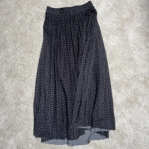 Kjol - Inga defekter! Långkjol med resårband i midjan, sitter/faller väldigt snyggt då den är lite tyngre. 