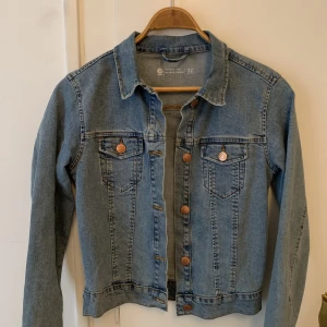 Jeansjacka - Säljder denna jeansjacka pga inte min stil längre! Fint skick, strl 36 men passar mig som är en 34🌸Funkar bra som vår och sommarjacka!