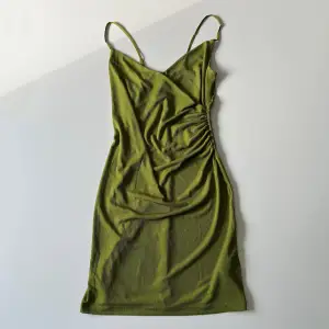 Grön klänning från H&M. Oanvänd, endast testad 💚 Skriv privat för mer bilder! 