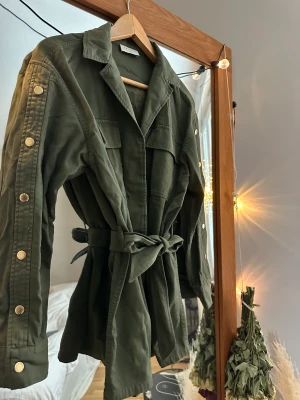 Kappa - Så fin grön kappa med guld detaljer från Sandro. Storlek 36. Endast använd några få gånger