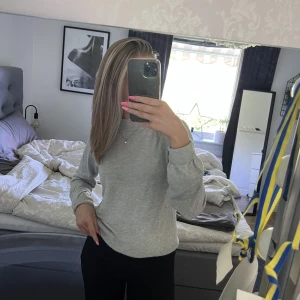Stickad tröja  - Grå stickad tröja från Gina, använt fåtal gånger🫶🏻 storlek S