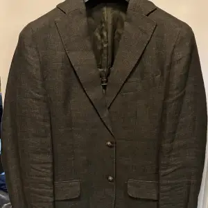 En snygg blazer i linne från Massimo dutti. Färgen är i en snygg/fräsch grön. Bra skick och i storlek 48.