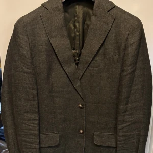 Massimo Dutti - En snygg blazer i linne från Massimo dutti. Färgen är i en snygg/fräsch grön. Bra skick och i storlek 48.
