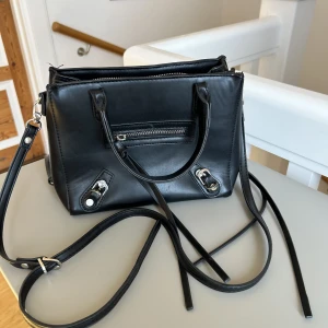 Handväska  - En svart handväska från NLY Accessories som tyvärr inte kommer till användning. 