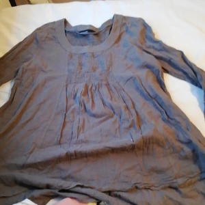 Jätte fin linne tröja  - äkta linne och väldigt bra kvalitet. 