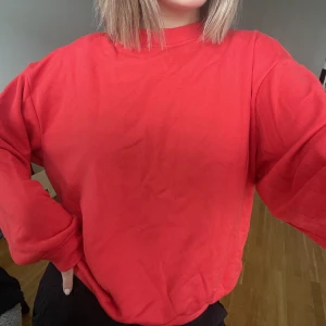 Collegetröja - Röd collagetröja från Monki i bra skick.