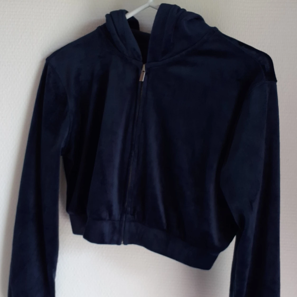 Marinblå velourjacka i kort modell! - 90