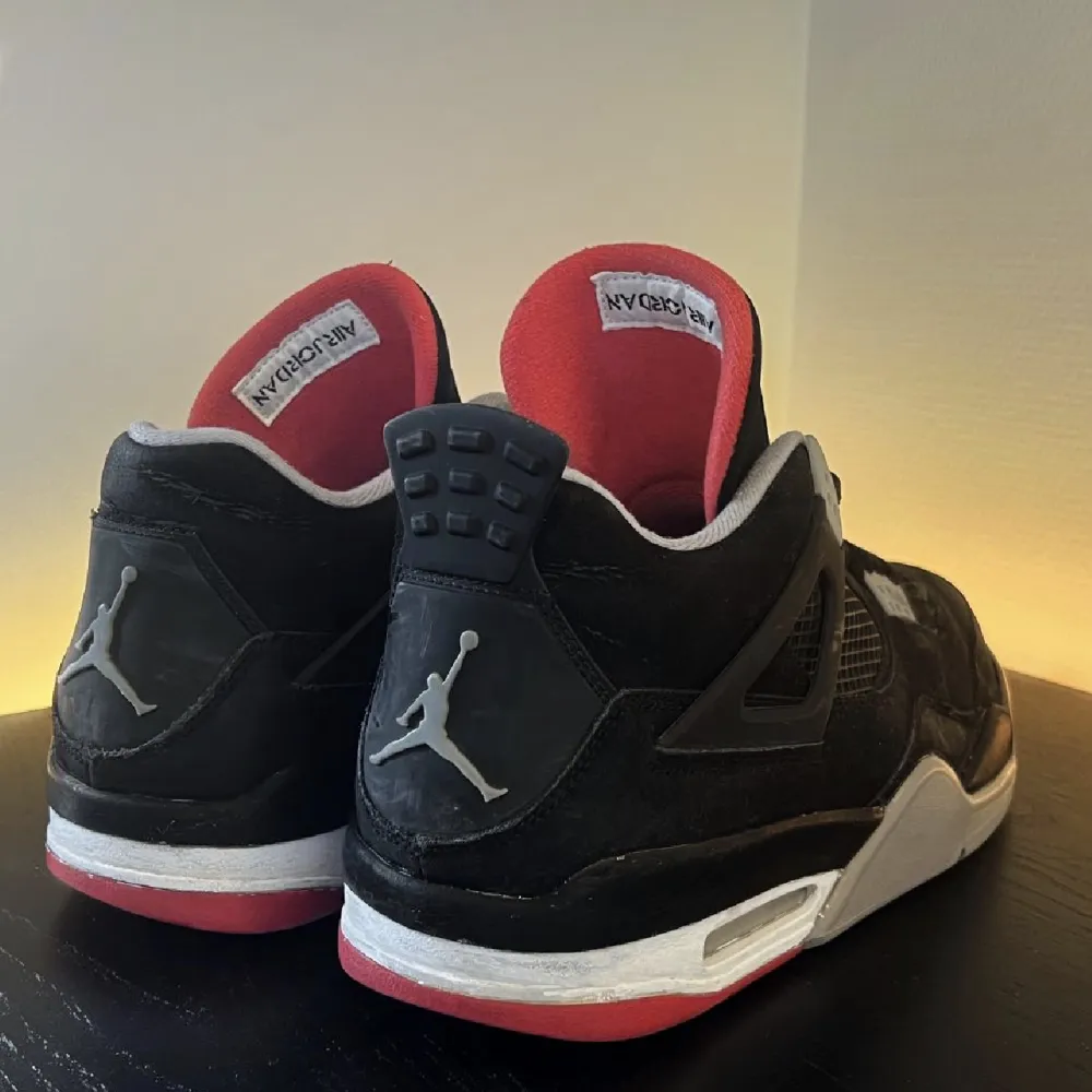Air Jordan 4 Retro Bred 2012🏀. Klassisk sneaker i en OG-färg🎉. Storlek 46✅. Äkta💯. Sulan målad och limmad, tecken på användning och ålder finns👍. Skicka meddelande för frågor / fler bilder🤝. . Skor.