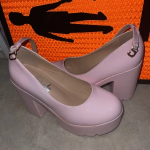 Matchande klackar - Säljer dessa rosa Mary Jane klackar från Shein då de inte kommer till användning längre. Bra skick, använda endast en gång. Pris: 100