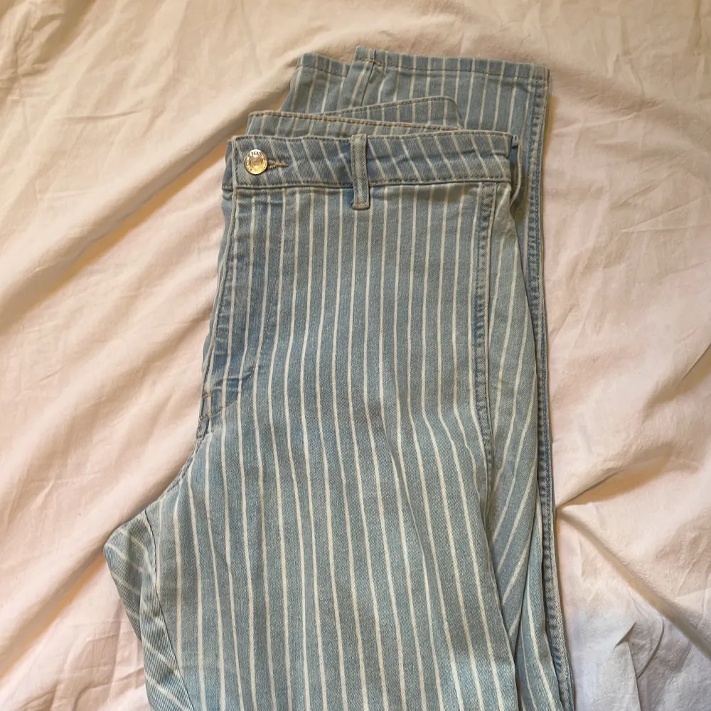 Randiga jeans från HM i storlek 36. Jeans & Byxor.