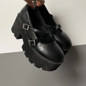 Creepers  - Jättesnygga platå- creepers, säljer pga för små för mig. Stl 38 men skulle uppskatta närmare 37!