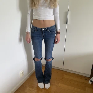 Lågmidjade jeans  - Säljer dessa snygga lågmidjade jeans från Lindex! Inga defekter har ej fler bilder. Passar folk som är ca 166 i längd och midja 36! 