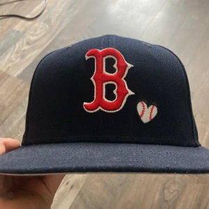 New era keps - Keps från new era. Laget är boston red sox. Den är storlek 7 1/8( 56.8 cm) Skriv för mer bilder👍 PRISET KAN DISKUTERAS