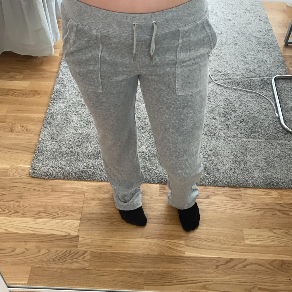 Helt nya juicy couture byxor, aldrig använda med lappen kvar( köparen står för frakten). Jeans & Byxor.