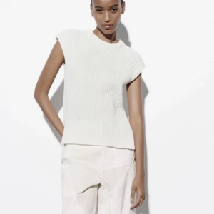 Tröja - Säljer min tröja från Zara i storlek S. Endast använd en gång. Hör av er vid frågor🥰😝