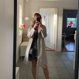 Kappa  - Säljer denna fina kappa från Zara ändast andvänd 2 gånger på konfirmationer😊den har fickor på båda sidorna,  bra skick! Köpt för 500kr i affären 