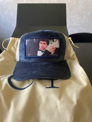 Maggiore S3, C4 - Helt ny maggiore keps med scarface på från släppet S3, C4. Skick 10/10