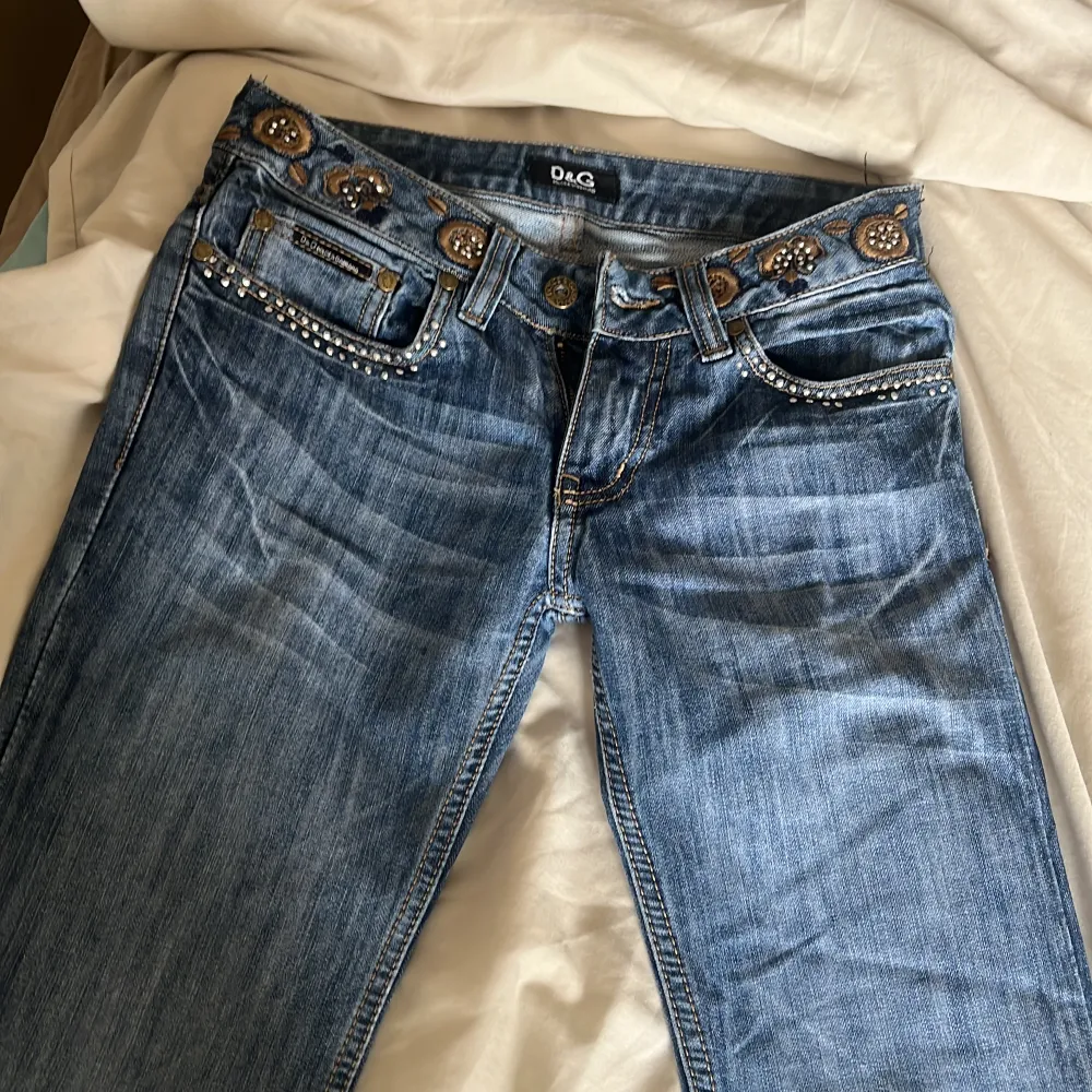 fett snygga jeans från dolce gabbana som är helt nya❤️ säljer då dem inte passade mig, storlek 24 och passar någon som är ca 155-160. Jeans & Byxor.