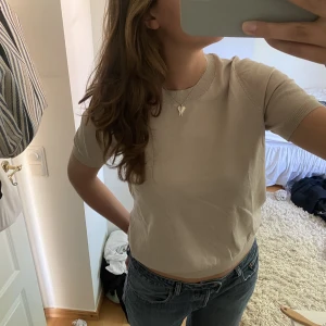 Söt topp  - Oanvänd tröja i en superfin gullig/beige färg. Prislappen kvar!