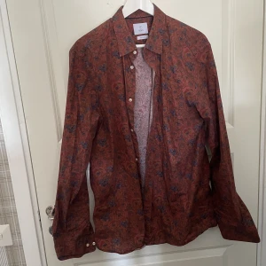 Blommig Burgundy Skjorta - Perfekt för formella events, sällan används och i god skick 