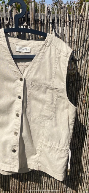 Beige väst  - Beige väst med knappar! 