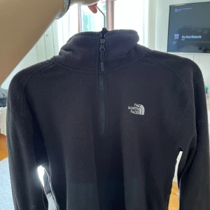 The north face tröja - Säljer den eftersom den aldrig kommer till använding😊