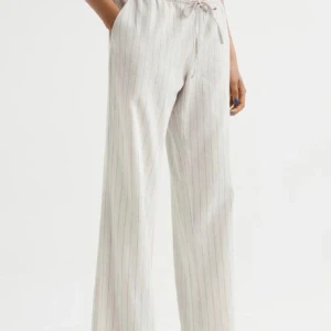 Linnebyxor - Säljer dessa snygga linnebyxor från hm som är slutsålda. Säljer pga att jag råka köpa fel storlek så dom är alldeles för stora för mig, aldrig använda💕