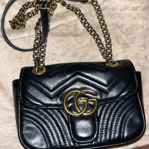 Gucci väska  - Modellen ”marmont”. Väskan är i nyskick men används ej! Pris går att diskutera vid snabb affär ☺️
