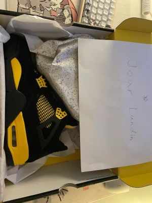 Jordan 4 Thunder  - Helt nya köpta från Nike  Kvitto finns billigare vid snabb affär