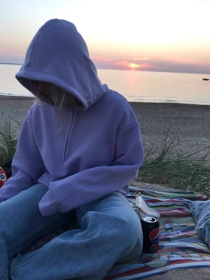 Lila hoodie - Säljer denna pastell-lila, lite oversized hoodien från Monki!💕Så fin när man år brun och väldigt mjuk💕 Finns en liten fläck, men går säkert bort i tvätten!
