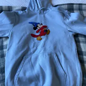 Blå hoodie från hm x Disney med Musse tryck. Knappt använd 