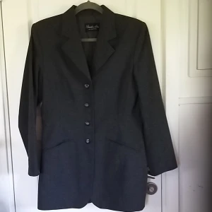 Kavaj - Fin mörkgrå, figursydd kaval. Något länge modell