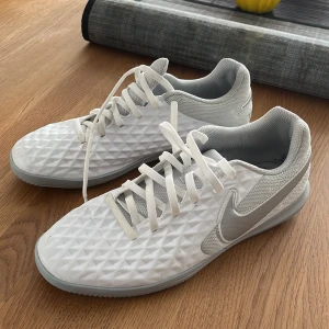 Nike inomhusskor - Säljer ett par vita Nike inomhusskor. Har inte använts många gånger. Skickas ej bara upphämtning.