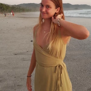 klänning från Costa Rica  - Klänning från Pacific Wolf Factory köpt i Costa Rica. Enbart använd en gång så den är i nyskick. Nypriset är 65$ 