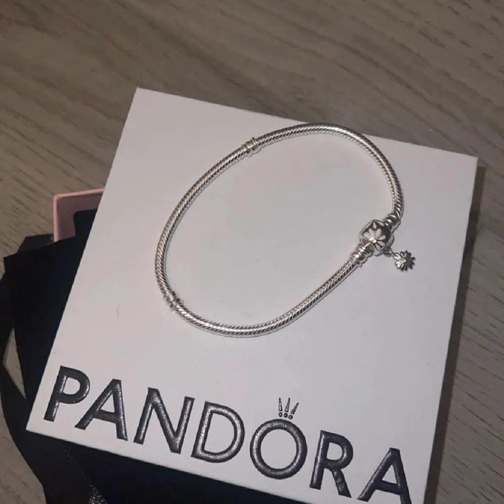 Säljer mitt helt nya oanvända Pandora armband då det tyvärr är för litet för mig. Helt nytt och kommer i orginalförpackning. Har du en mindre handled är detta perfekt för dig!  ”Pandora Moments Tusensköna Blomlås” . Accessoarer.