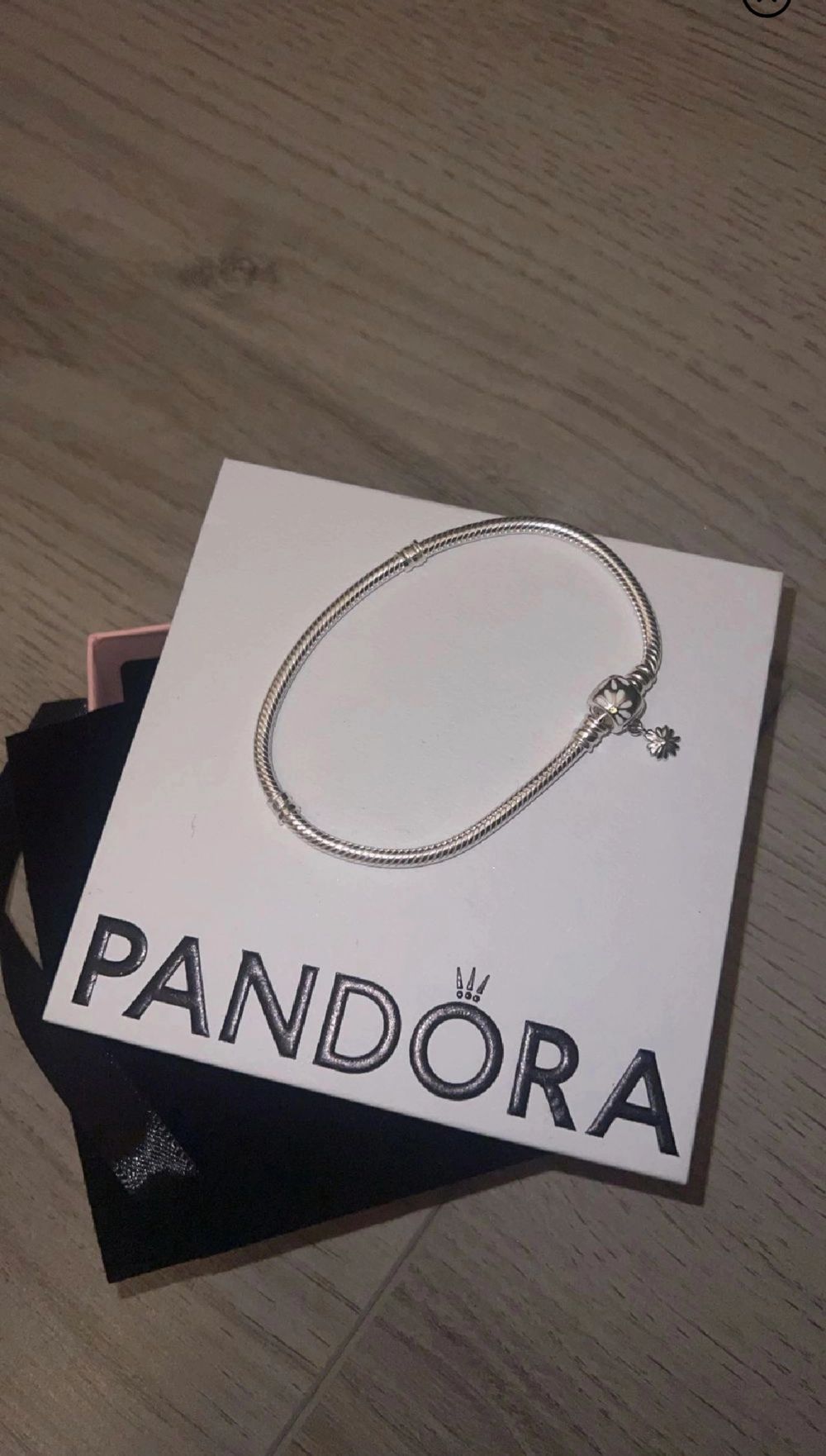 Säljer mitt helt nya oanvända Pandora armband då det tyvärr är för litet för mig. Helt nytt och kommer i orginalförpackning. Har du en mindre handled är detta perfekt för dig! ”Pandora Moments Tusensköna Blomlås” . Accessoarer.