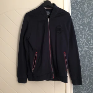 Mörkblå zipper - Ingen aning om vad det är för märke.  Bra skick 