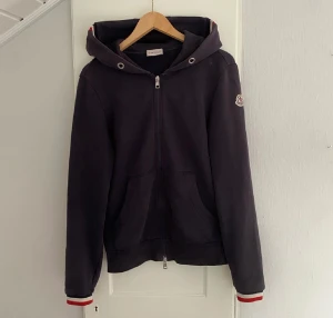 Moncler cardigan  - Jag säljer denna jätte fina moncler cardigan i storlek small, säljer pga av att den inte kommer till andvändning. Säljer för 1500kr och det är storlek small. 