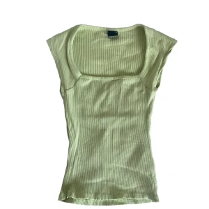 Lime topp - Lime topp grön/gul . Kontakta vid intresse <3