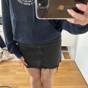 Jeanskjol - Svart as snygg jeans kjol. Storlek 34 men passar 36,38. Från Gina 
