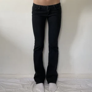 lågmidjade jeans - använd köp nu! midja:78 innerben:82,5😽 jag är 169 och w28 som referens