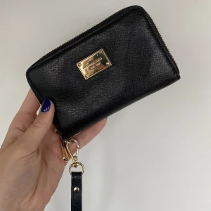 Michael Kors Plånbok - Säljer denna fina Micheal Kors plånbok. Varsamt använd och i bra skick. Nypris ca 1000kr💕 Köparen står för frakt 