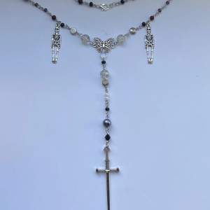 Rosary inspirerat Gothic halsband! Pärlor i vinröd, svart, lila, grå och genomskinlig+skelett 