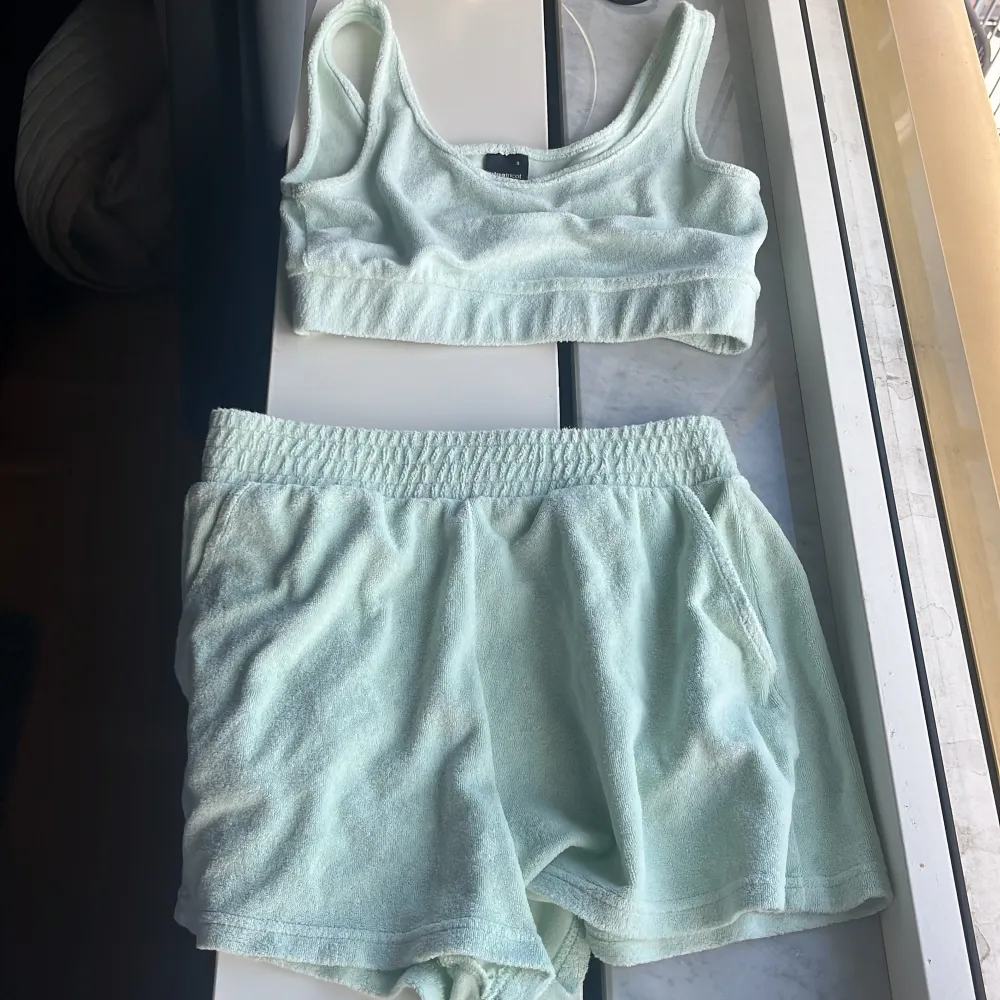 Snygg och bekväm tvådelad outfit i superfin turkos färg💚🧚‍♀️Setet är från Gina Tricot och är i frottématerial 😍Nästan helt oanvänd och i gott skick! . Toppar.