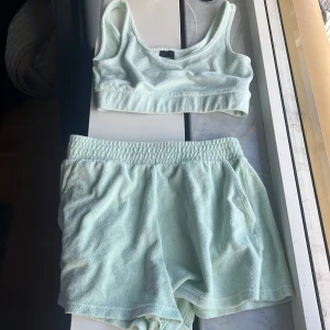 Snyggt och bekvämt set från Gina tricot💚 - Snygg och bekväm tvådelad outfit i superfin turkos färg💚🧚‍♀️Setet är från Gina Tricot och är i frottématerial 😍Nästan helt oanvänd och i gott skick! 